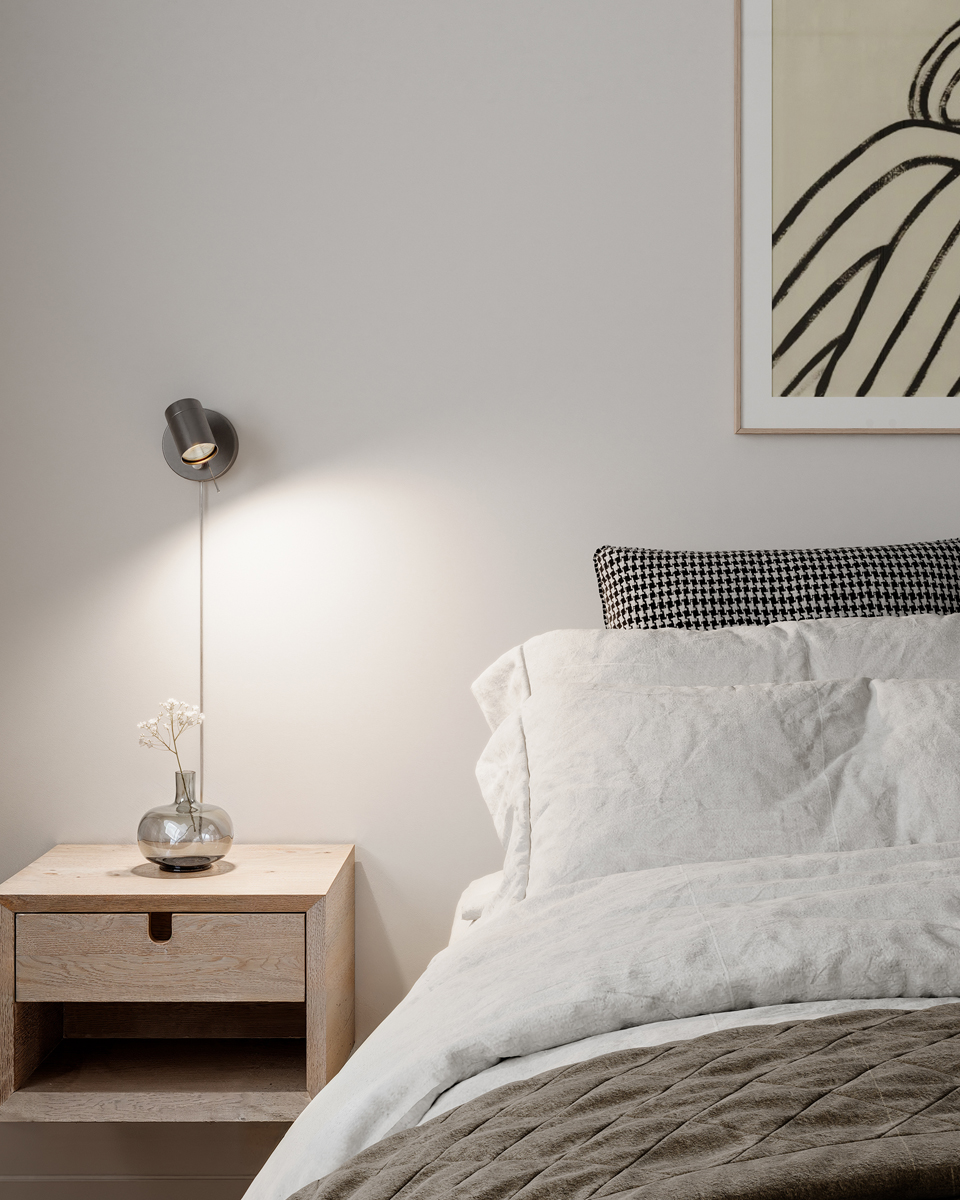 Correct Stålgrå leselampe Fra By Rydéns - Correct vegglampe er en stilig og minimalistisk veggspotlight med justerbart hode hvor du enkelt kan tilpasse lyset.