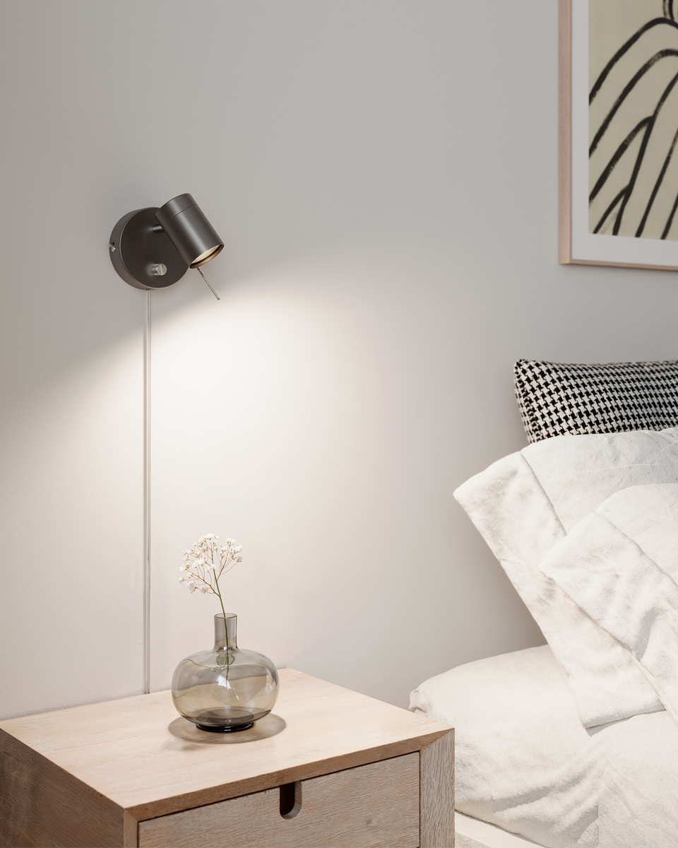 Correct Stålgrå leselampe Fra By Rydéns - Correct vegglampe er en stilig og minimalistisk veggspotlight med justerbart hode hvor du enkelt kan tilpasse lyset.