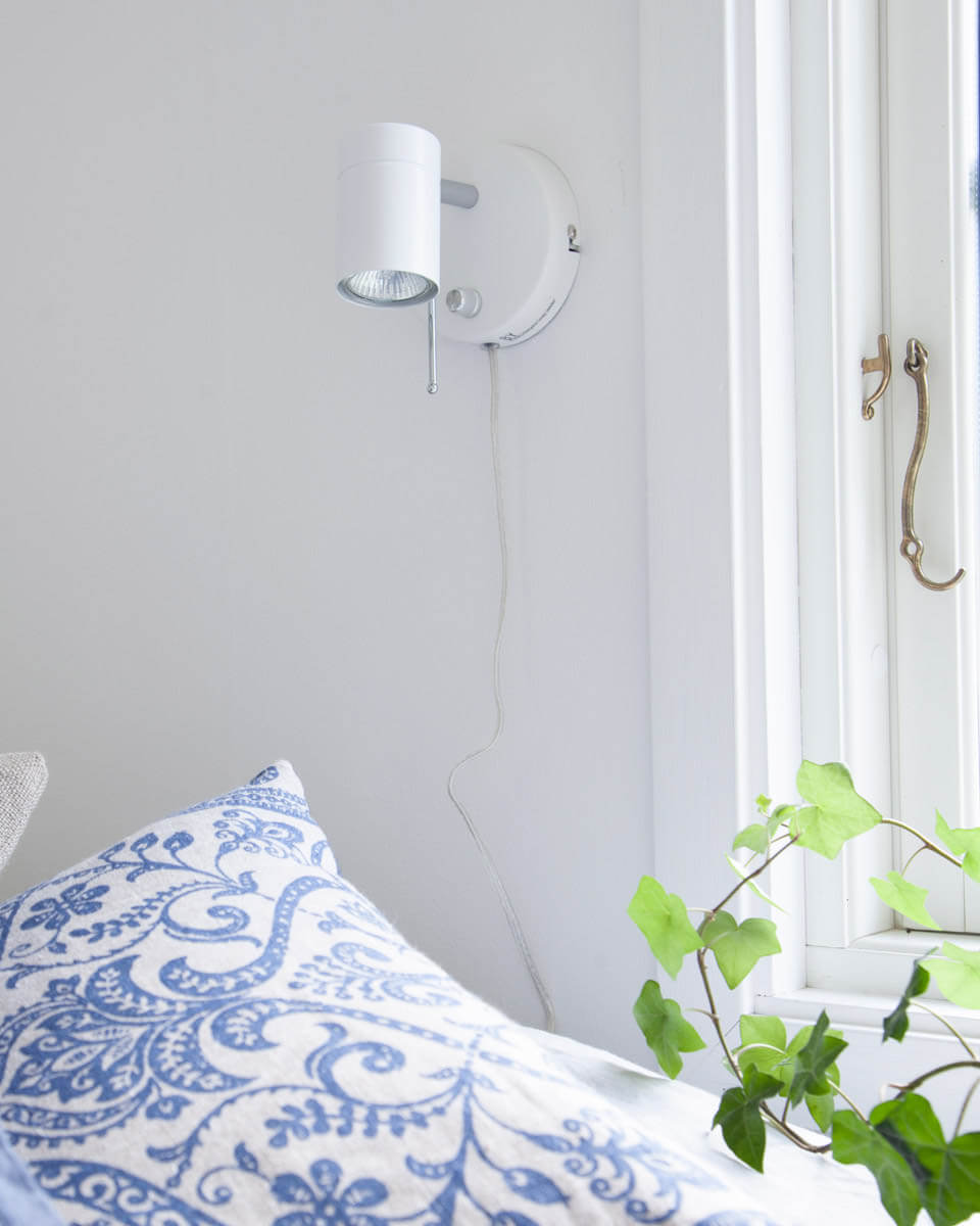 Correct Hvit leselampe Fra By Rydéns - Correct vegglampe er en stilig og minimalistisk vegglampe med justerbart hode hvor du enkelt kan tilpasse lyset.