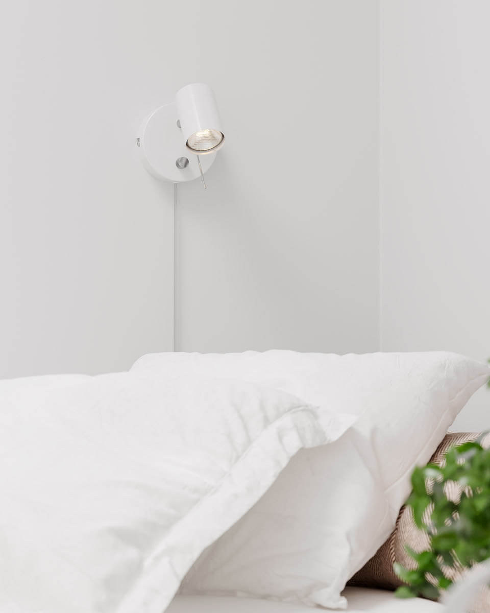 Correct Hvit leselampe Fra By Rydéns - Correct vegglampe er en stilig og minimalistisk vegglampe med justerbart hode hvor du enkelt kan tilpasse lyset.