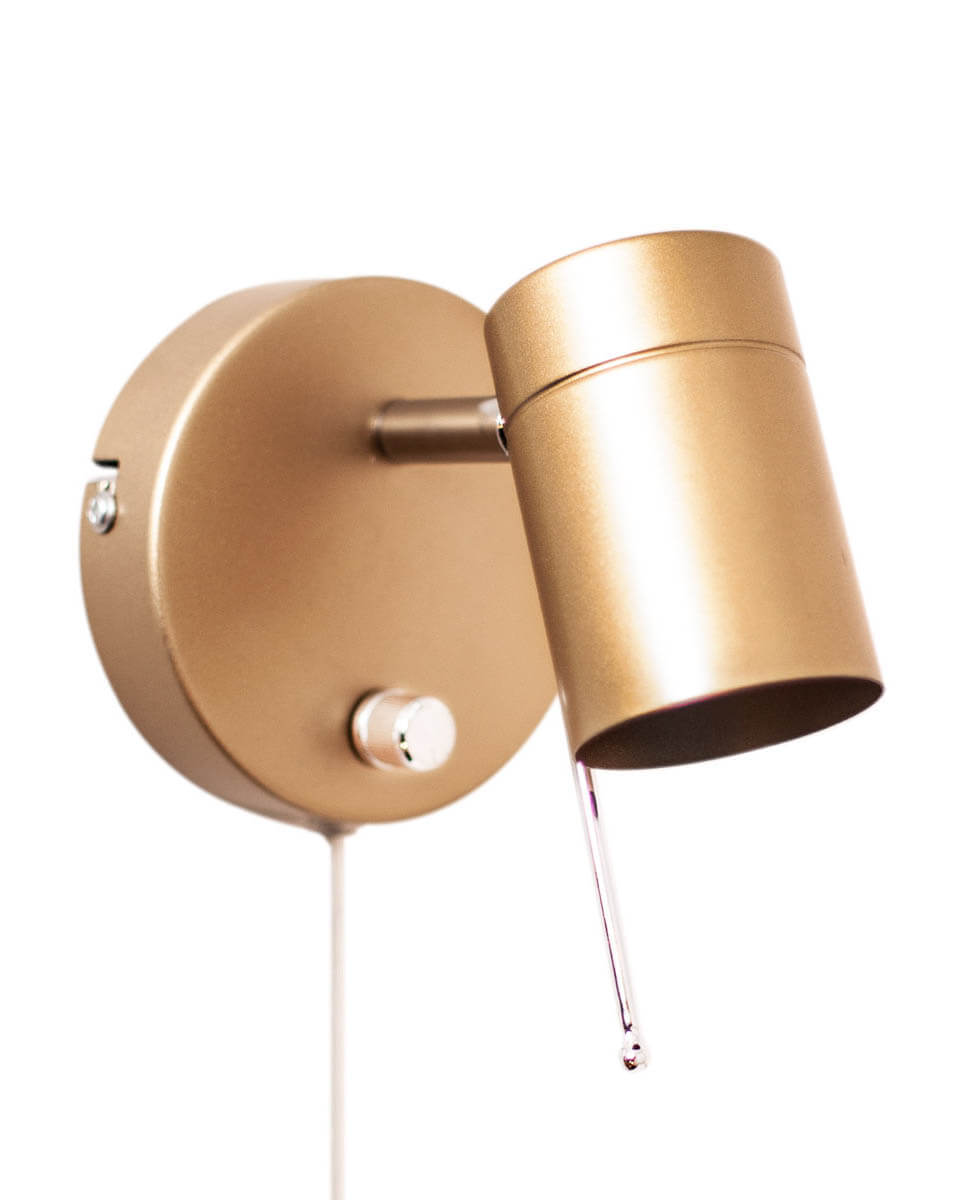 Correct Gull leselampe Fra By Rydéns - Lyset rettes ved hjelp av en metallpinne på lampehodet, noe som gjør at du ikke risikerer å brenne deg hvis lampen er varm.