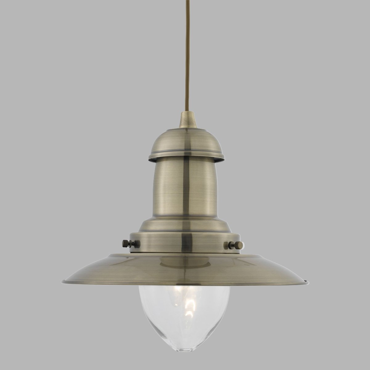 Fisherman Ø32 Antikk messing Taklampe Fra Searchlight - Fisherman taklampe i antikk messing med klar glassskjerm har en robust, landlig inspirert design med klassisk, industriell stil.