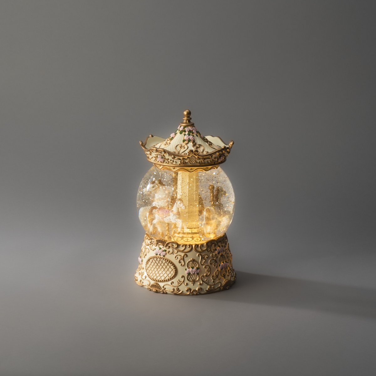 Vannfylt lykt Karusell Gull Fra Konstsmide - Lykten er utstyrt med en timerfunksjon, 5 timer p&aring; og 19 timer av, repeterende, for enkel og praktisk bruk.