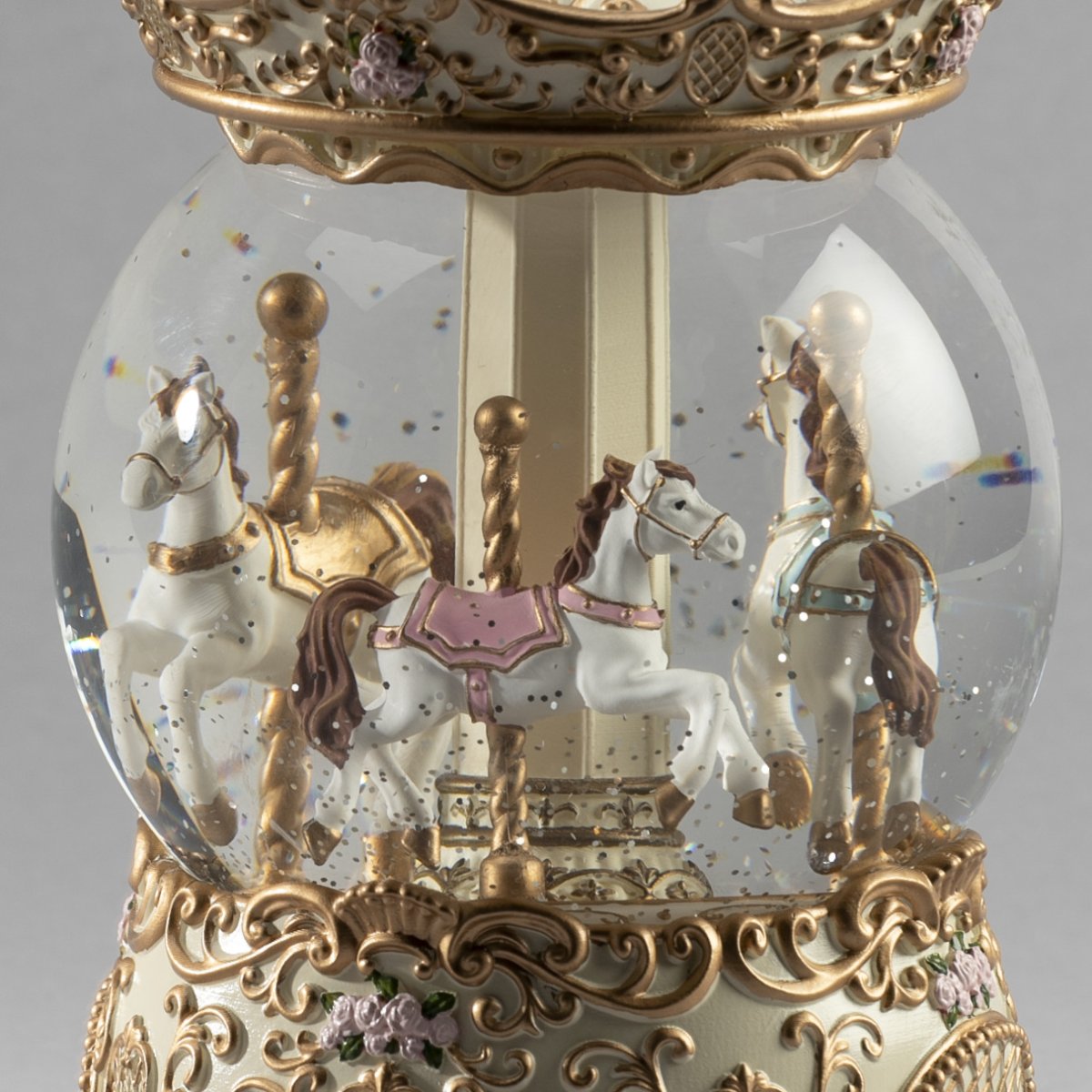 Vannfylt lykt Karusell Gull Fra Konstsmide - Lykten er utstyrt med en timerfunksjon, 5 timer p&aring; og 19 timer av, repeterende, for enkel og praktisk bruk.