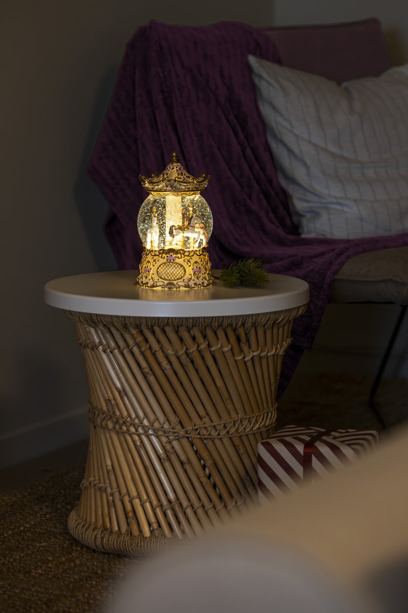 Vannfylt lykt Karusell Gull Fra Konstsmide - Lykten er utstyrt med en timerfunksjon, 5 timer p&aring; og 19 timer av, repeterende, for enkel og praktisk bruk.