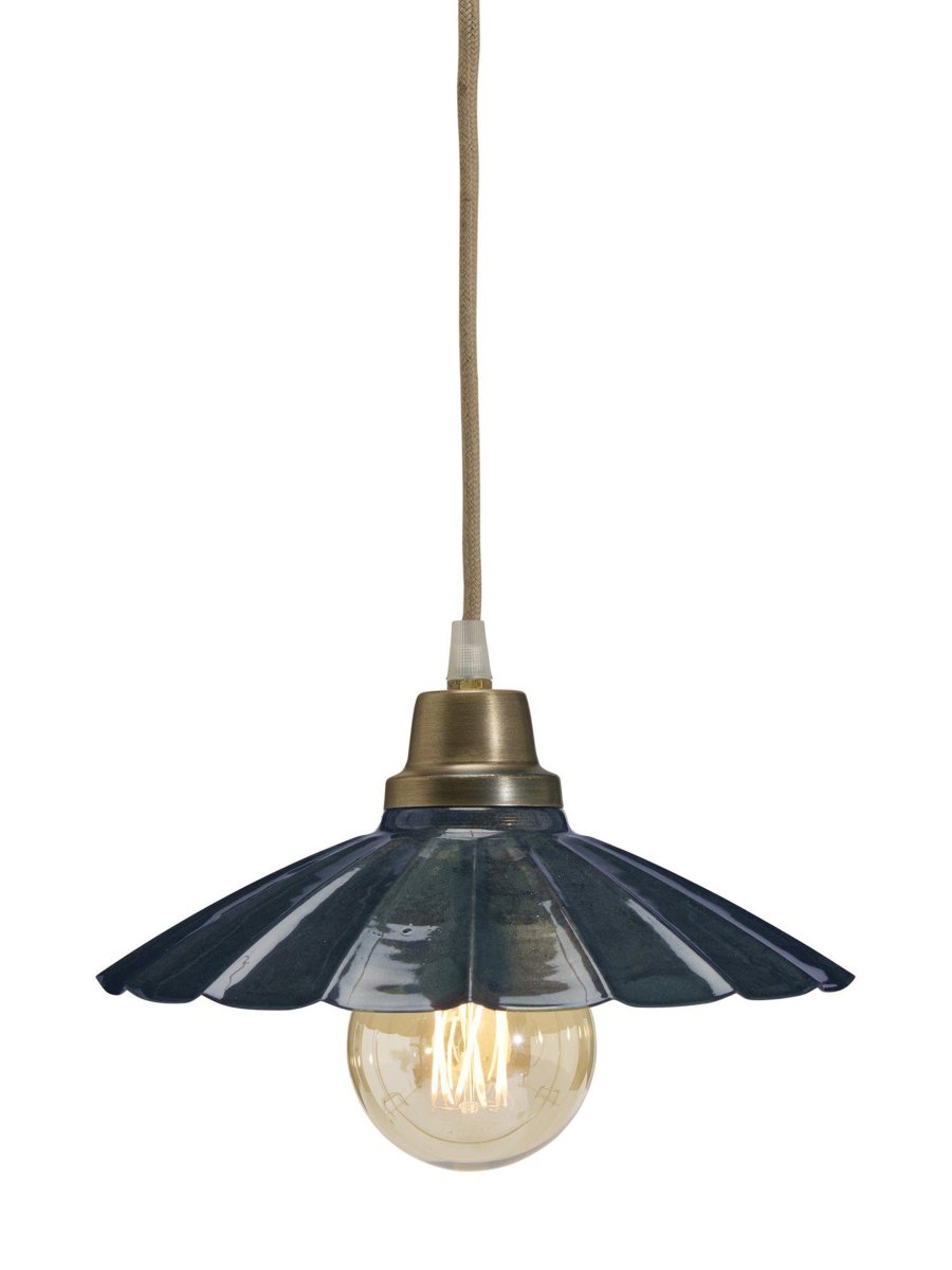 Ester Ø24 Blå vinduslampe Fra PR Home - Formen har et klassisk vintage-utseende og har en topp i antikk messingfinish.