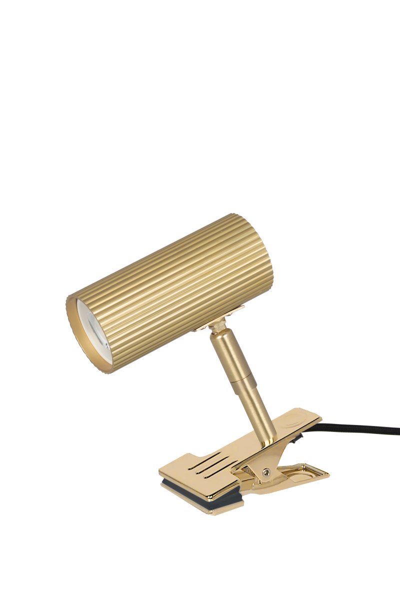 Hubble Børstet messing klemmelampe Fra Globen Lighting - Hubble-klemmelampen er en praktisk og moderne lampe med klemme og riflet metallskjerm.