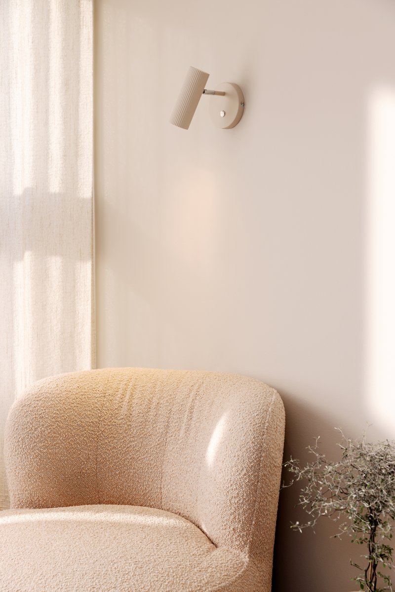 Hubble Beige leselampe Fra Globen Lighting - Hubble er en moderne vegglampe med en r&oslash;rformet, enkel, riflet metallskjerm.
