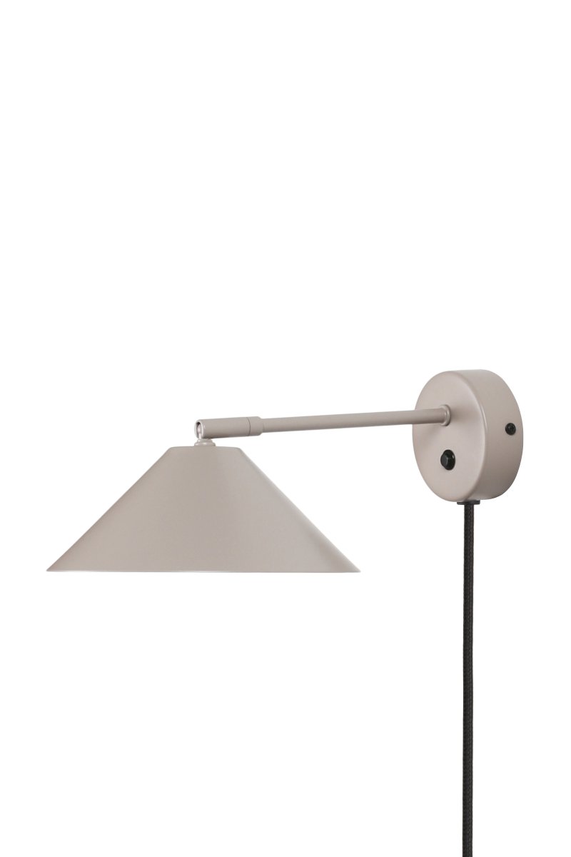 Cannes 30cm Beige leselampe Fra Globen Lighting - Skjermen gir et nedadrettet, mykt og behagelig lys og kan vinkles både i høyden og sidelengs.