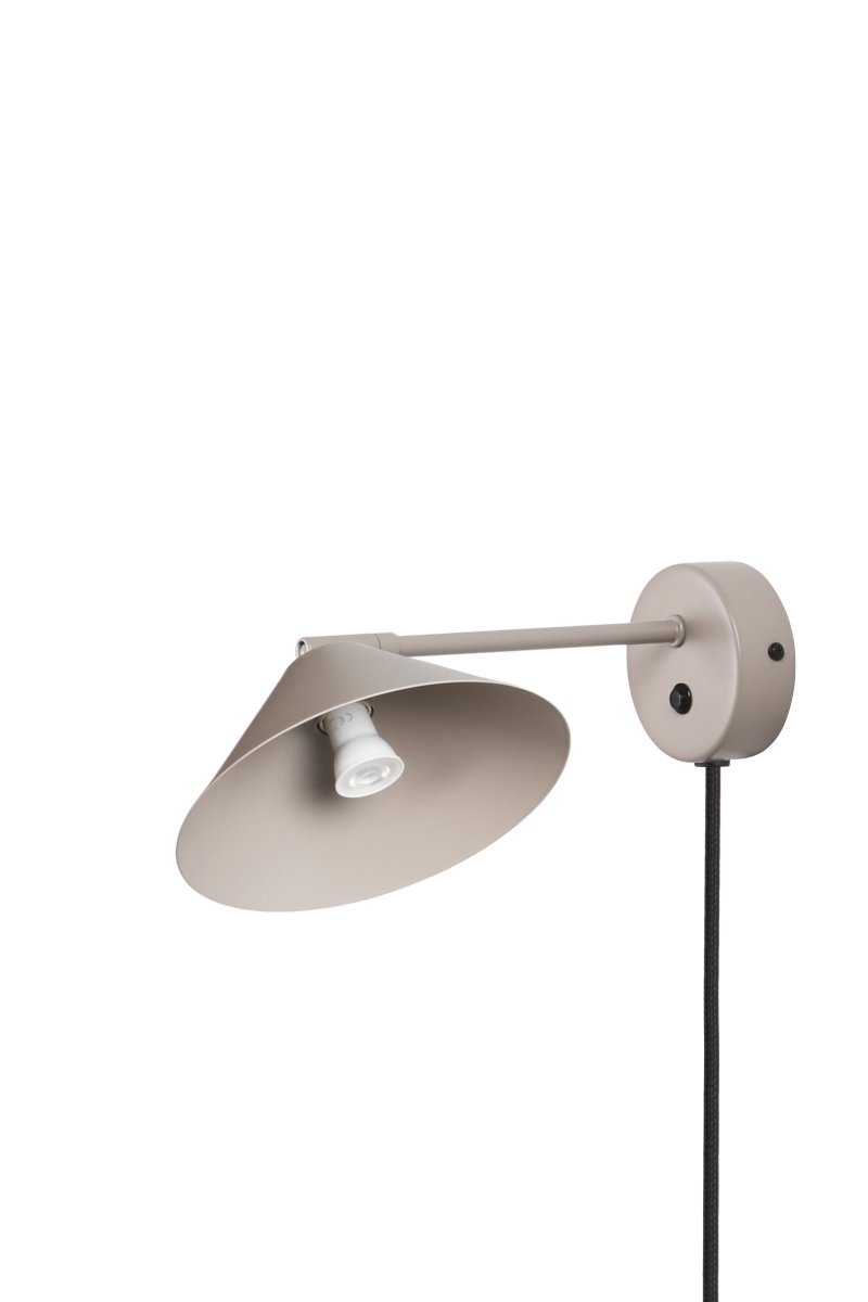 Cannes 30cm Beige leselampe Fra Globen Lighting - Skjermen gir et nedadrettet, mykt og behagelig lys og kan vinkles både i høyden og sidelengs.