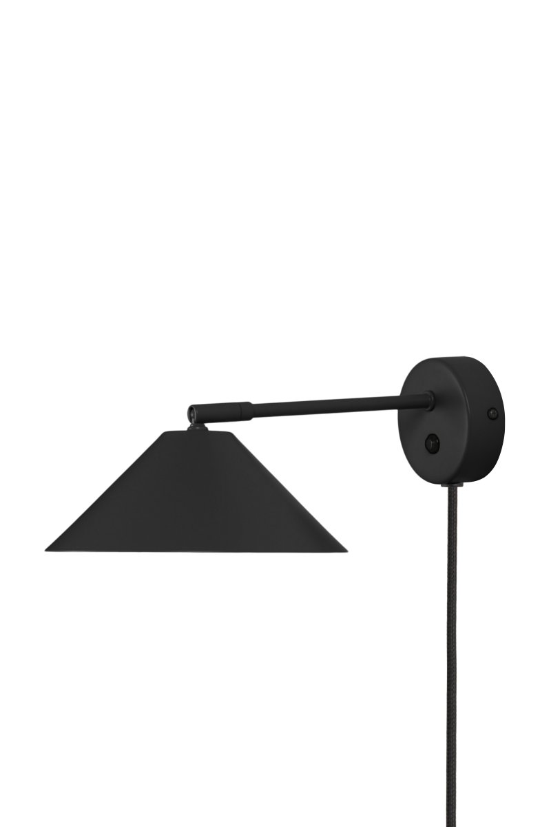 Cannes 30cm Svart leselampe Fra Globen Lighting - Skjermen gir et nedadrettet, mykt og behagelig lys og kan vinkles både i høyden og sidelengs.