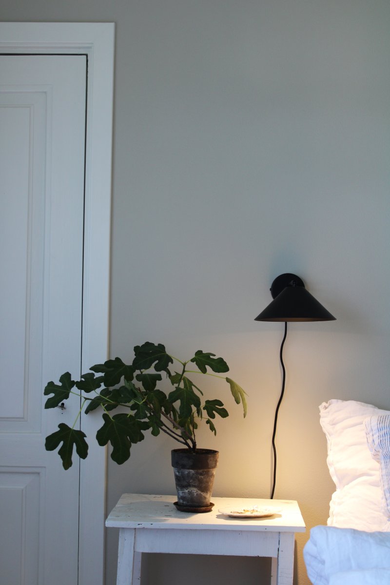 Cannes 30cm Svart leselampe Fra Globen Lighting - Skjermen gir et nedadrettet, mykt og behagelig lys og kan vinkles både i høyden og sidelengs.