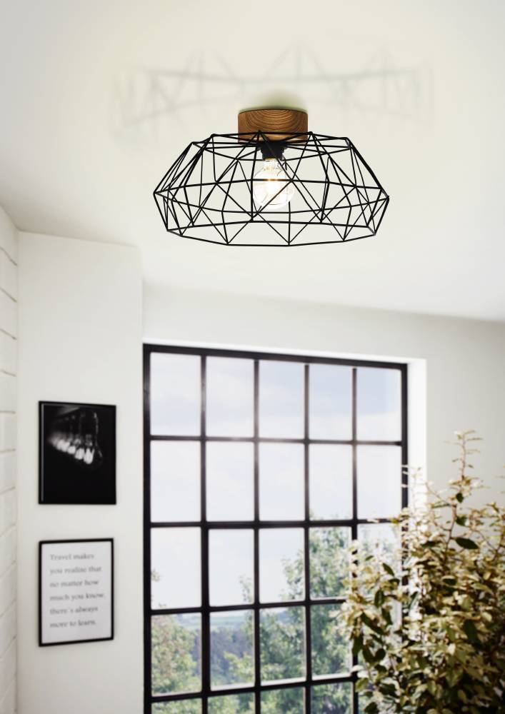 Padstow Ø45.5 Svart plafond Fra Eglo - Med en svart metallramme i en slående polygonal design og en naturlig tredetalj som står i kontrast til det industrielle, blir denne lampen et kunstverk i seg selv.