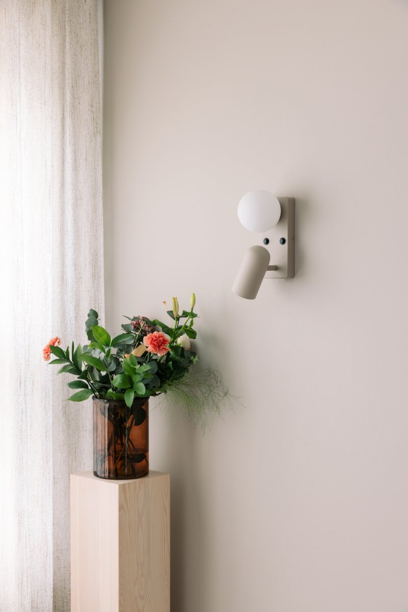 Doppio 25cm Beige leselampe Fra Globen Lighting - Lampen tilbyr b&aring;de et rettet lys med spotlighten og et stemningslys med glassskjermen.