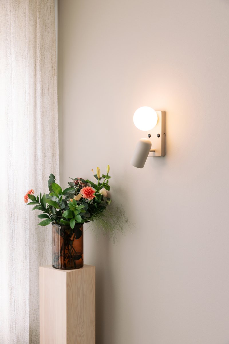 Doppio 25cm Beige leselampe Fra Globen Lighting - Lampen tilbyr b&aring;de et rettet lys med spotlighten og et stemningslys med glassskjermen.