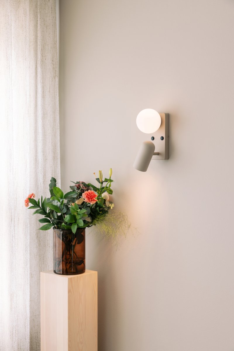 Doppio 25cm Beige leselampe Fra Globen Lighting - Lampen tilbyr b&aring;de et rettet lys med spotlighten og et stemningslys med glassskjermen.