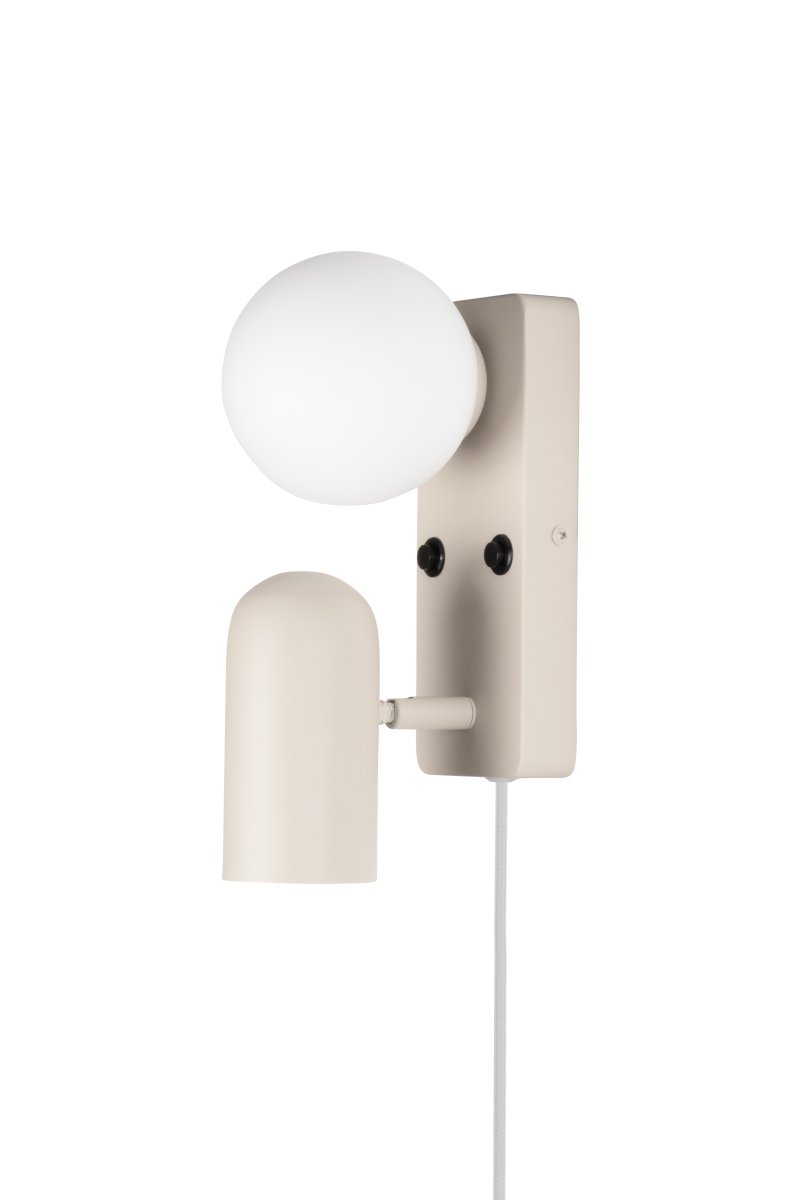 Doppio 25cm Beige leselampe Fra Globen Lighting - Lampen tilbyr b&aring;de et rettet lys med spotlighten og et stemningslys med glassskjermen.