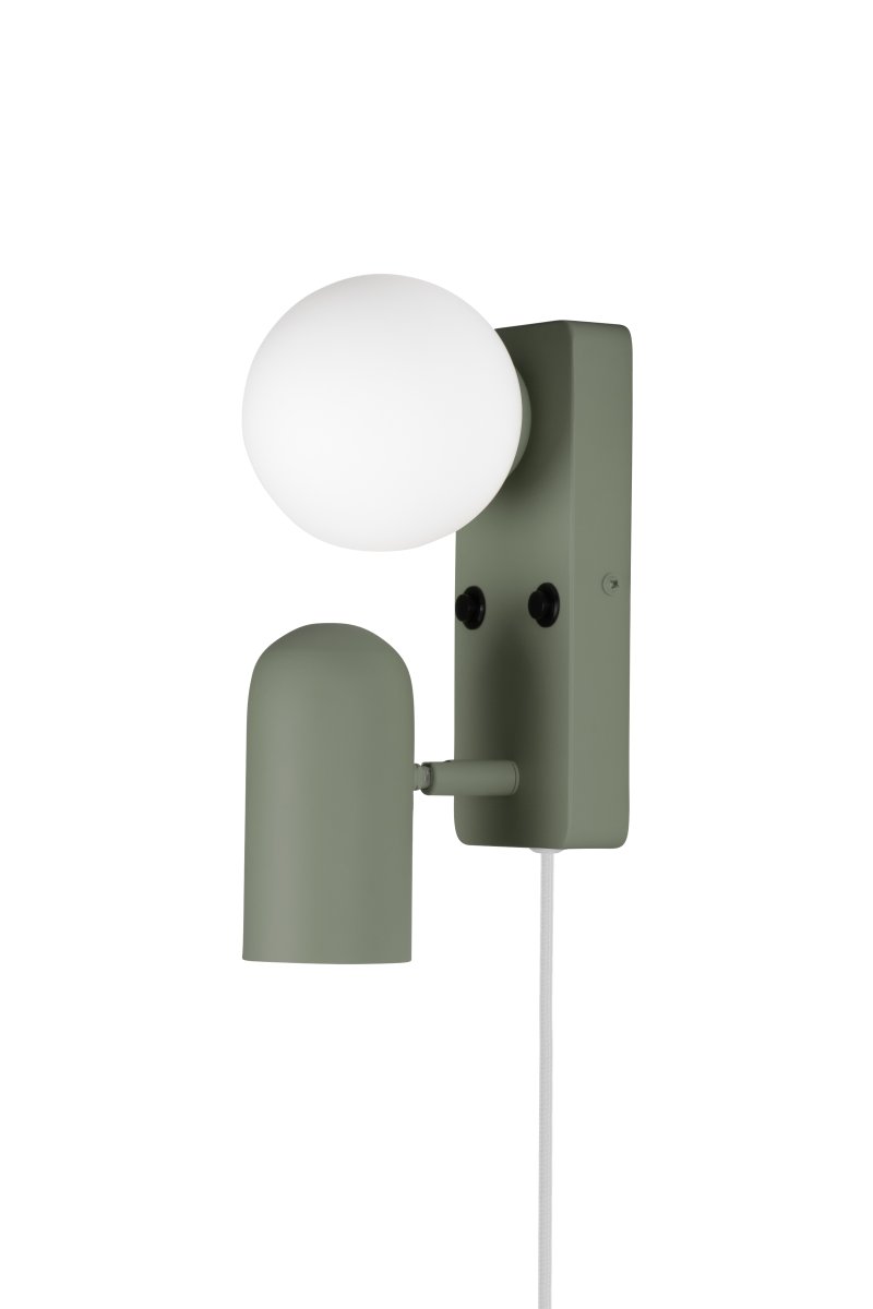 Doppio 25cm Mosegrønn leselampe Fra Globen Lighting - Lampen tilbyr både et rettet lys med spotlighten og et stemningslys med glassskjermen.