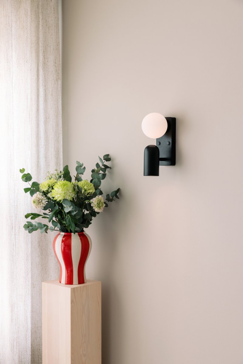 Doppio 25cm Svart leselampe Fra Globen Lighting - Lampen tilbyr både et rettet lys med spotlighten og et stemningslys med glassskjermen.