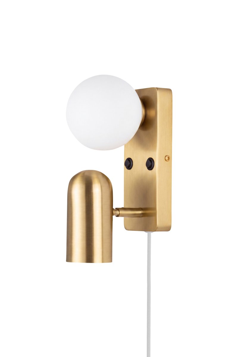 Doppio 25cm Messing leselampe Fra Globen Lighting - Doppio er en allsidig vegglampe i metall med en elegant børstet messingfinish og en hvit glassskjerm.
