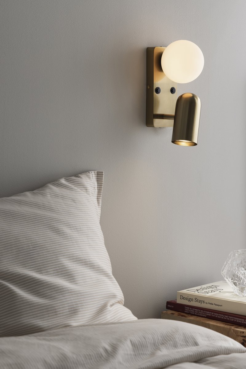 Doppio 25cm Messing leselampe Fra Globen Lighting - Doppio er en allsidig vegglampe i metall med en elegant børstet messingfinish og en hvit glassskjerm.