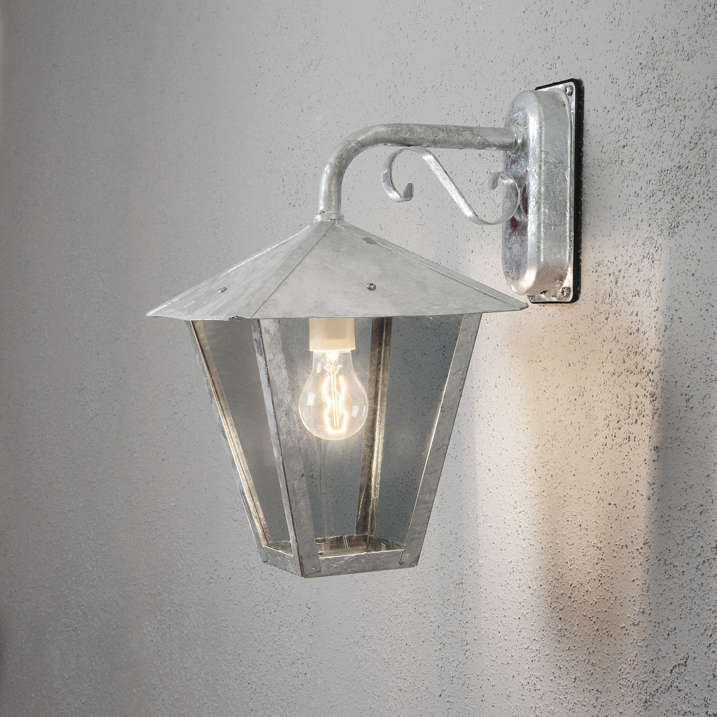 Benu Galvanisert stål utendørslampe Fra Konstsmide - Lampens klassiske lyktform og robuste materiale gj&oslash;r den til et perfekt valg for de som &oslash;nsker &aring; skape en innbydende atmosf&aelig;re ved innganger eller lange korridorer.