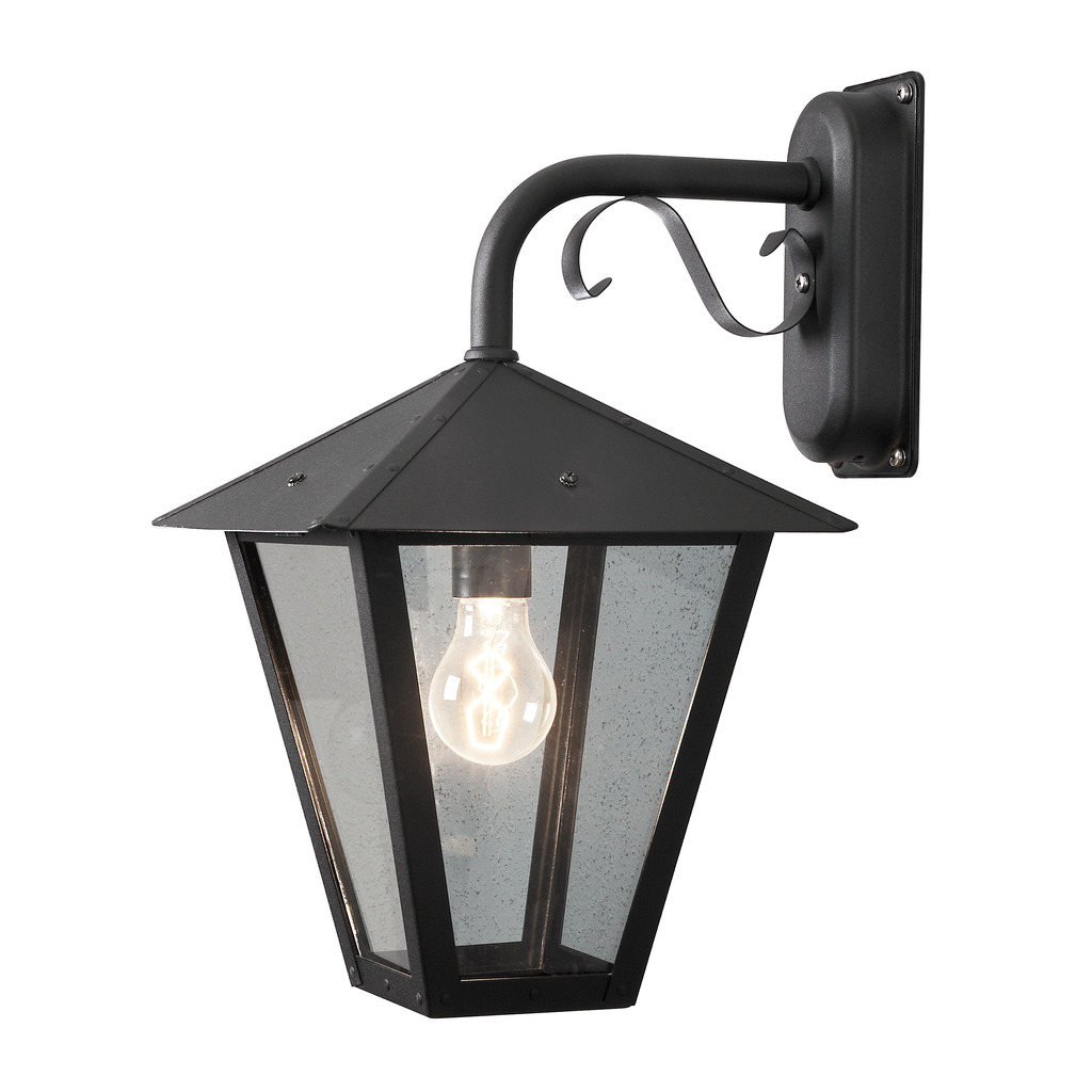 Benu Svart utendørslampe Fra Konstsmide - Lampens klassiske lyktform og robuste materiale gj&oslash;r den til et perfekt valg for de som &oslash;nsker &aring; skape en innbydende atmosf&aelig;re ved innganger eller lange korridorer.