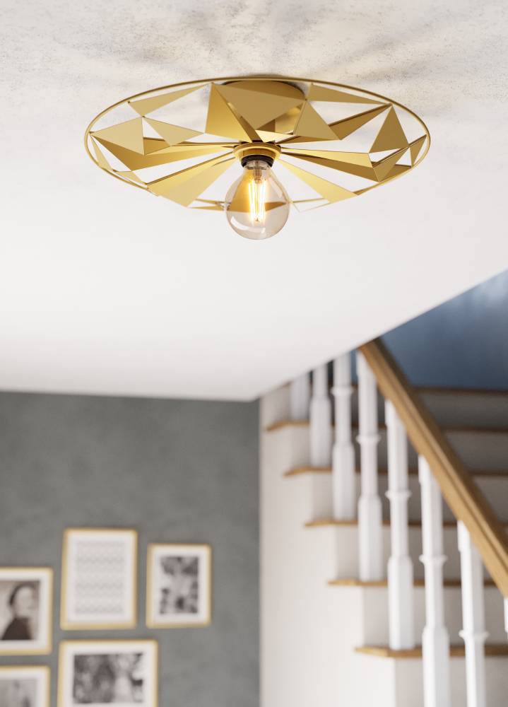 Castanuelo Ø42 Gull plafond Fra Eglo - Denne vegg- og taklampen i gullfarget metall har en i&oslash;ynefallende geometrisk design som skaper et dynamisk lysspill og gir rommet et luksuri&oslash;st preg.