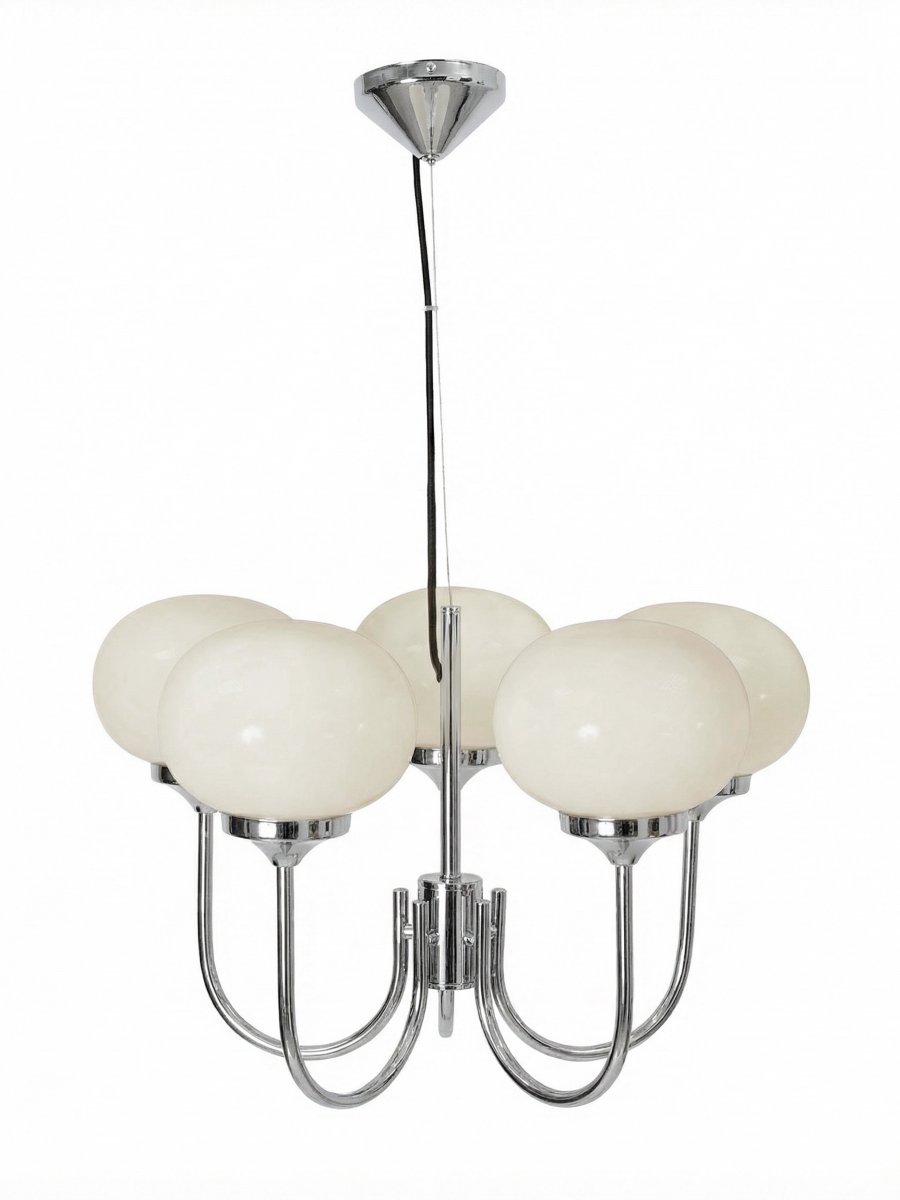 Elsy 5 Ø56 Krom Taklampe Fra PR Home - Lampen har fem oppoverrettede armer med hvite glassskjermer som sprer en myk og behagelig gl&oslash;d, og skaper en koselig atmosf&aelig;re i for eksempel en stue eller spisestue.
