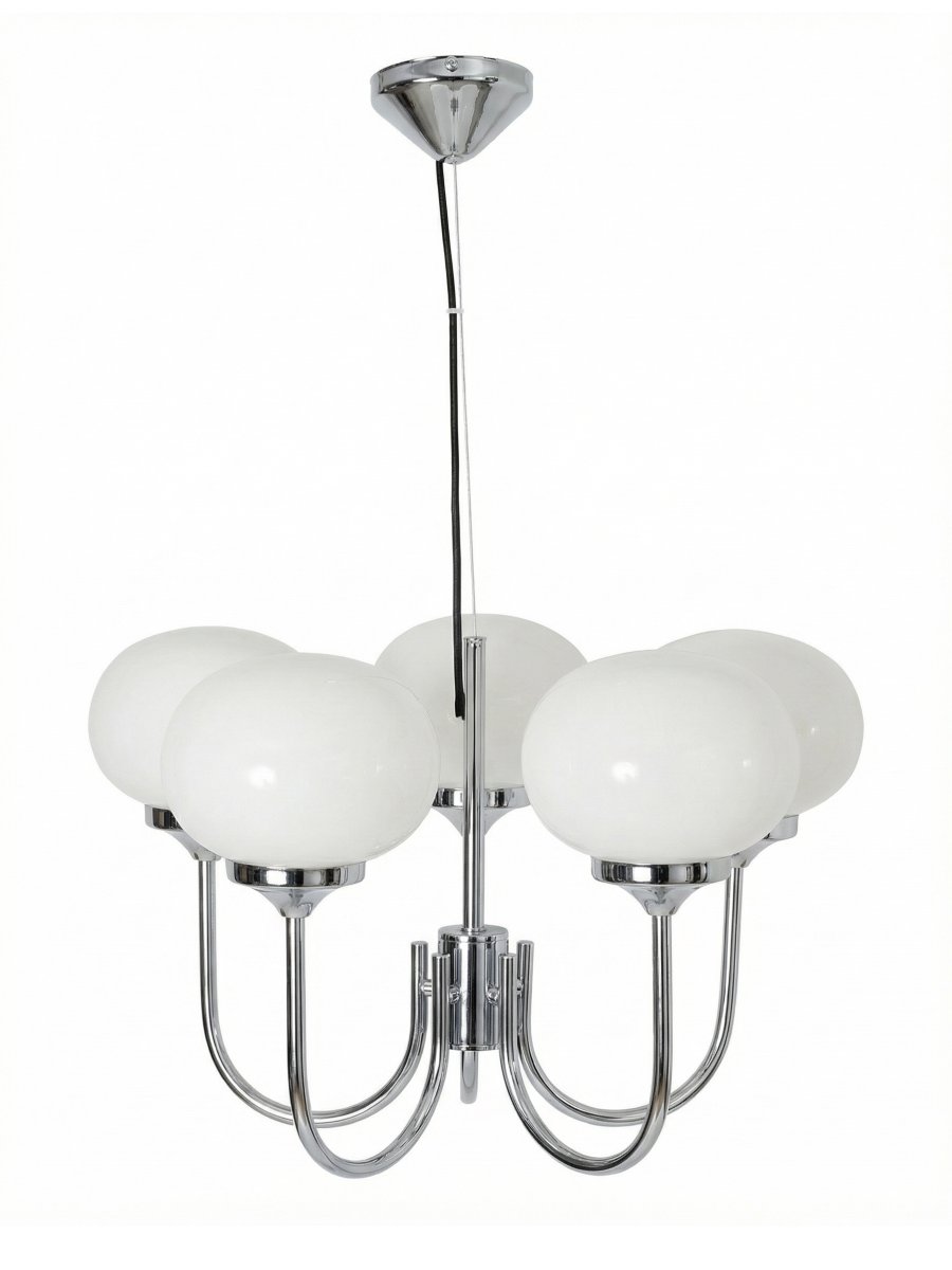 Elsy 5 Ø56 Krom Taklampe Fra PR Home - Lampen har fem oppoverrettede armer med hvite glassskjermer som sprer en myk og behagelig gl&oslash;d, og skaper en koselig atmosf&aelig;re i for eksempel en stue eller spisestue.