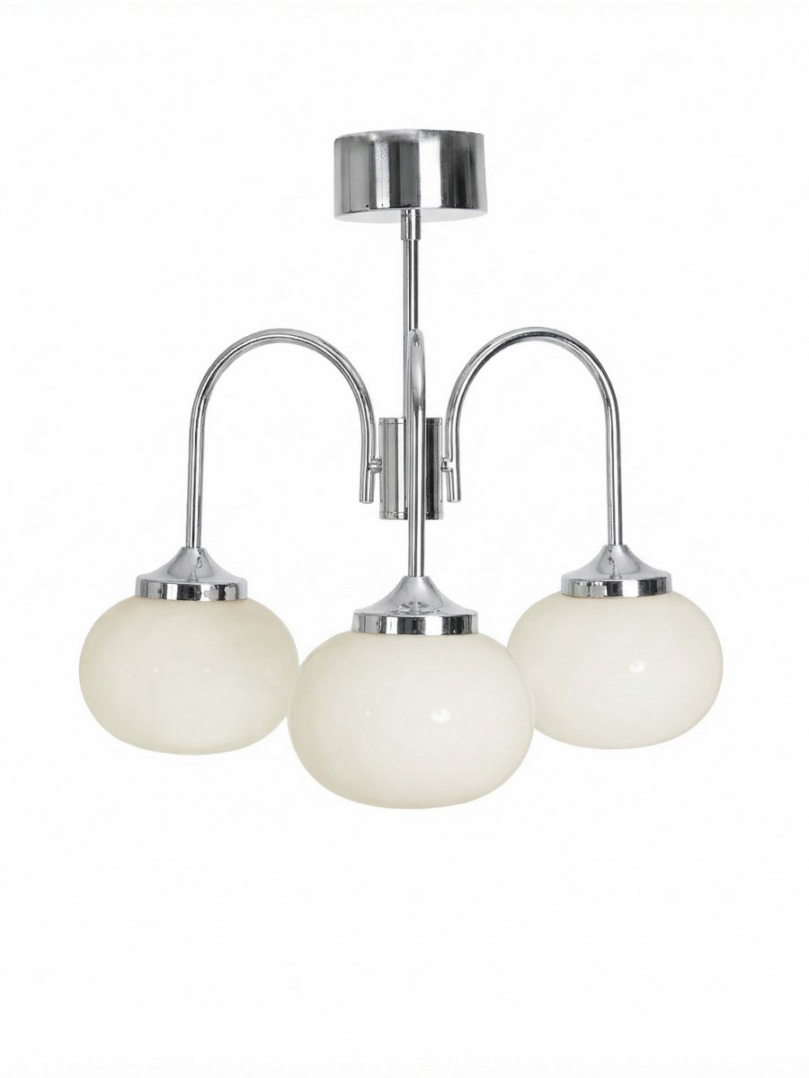 Elsy Ø52 Krom plafond Fra PR Home - Lampen har tre nedadrettede armer med hvite glaskupler som sprer en myk og behagelig gl&oslash;d, og skaper en koselig atmosf&aelig;re i for eksempel stuen, spisestuen eller gangen.