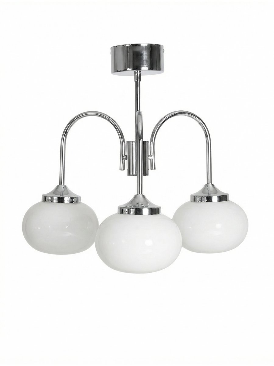 Elsy Ø52 Krom plafond Fra PR Home - Lampen har tre nedadrettede armer med hvite glaskupler som sprer en myk og behagelig gl&oslash;d, og skaper en koselig atmosf&aelig;re i for eksempel stuen, spisestuen eller gangen.