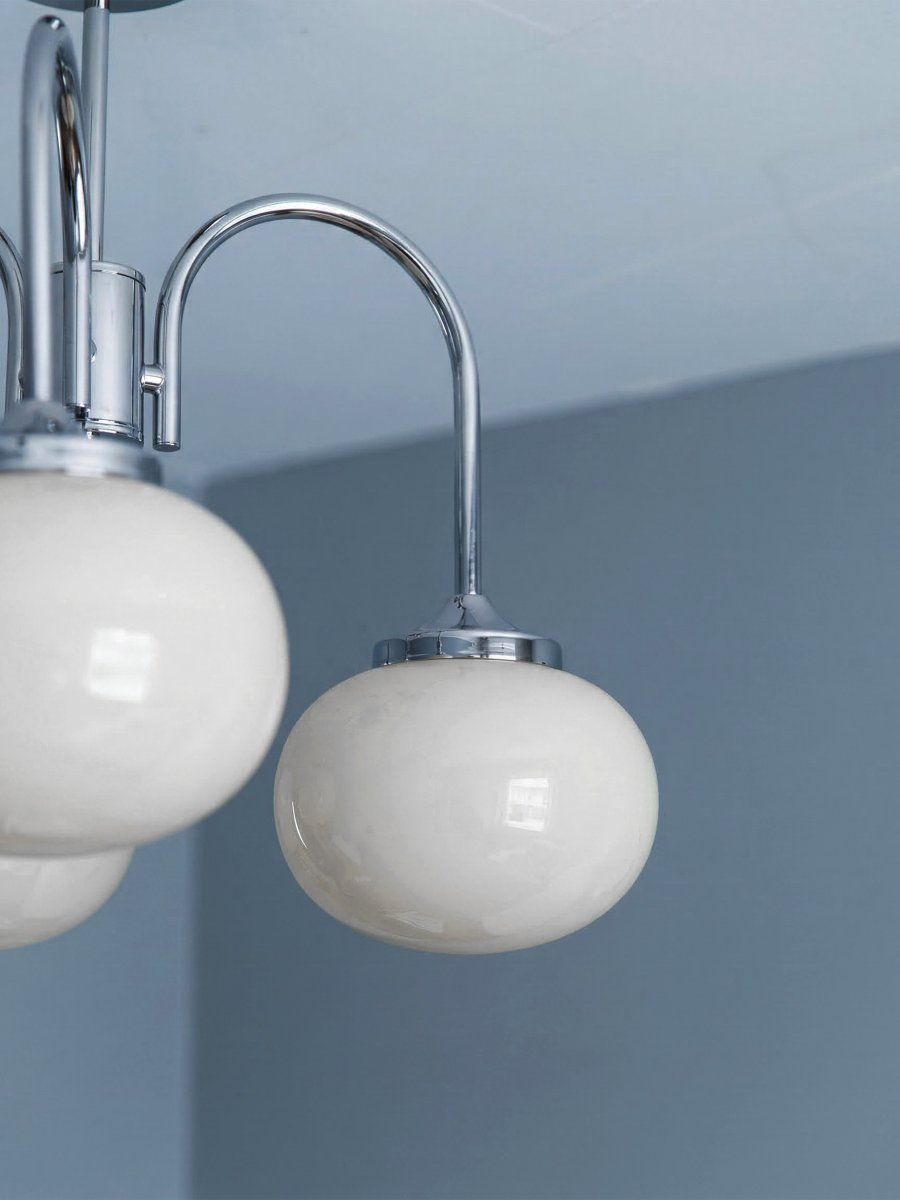 Elsy Ø52 Krom plafond Fra PR Home - Lampen har tre nedadrettede armer med hvite glaskupler som sprer en myk og behagelig gl&oslash;d, og skaper en koselig atmosf&aelig;re i for eksempel stuen, spisestuen eller gangen.