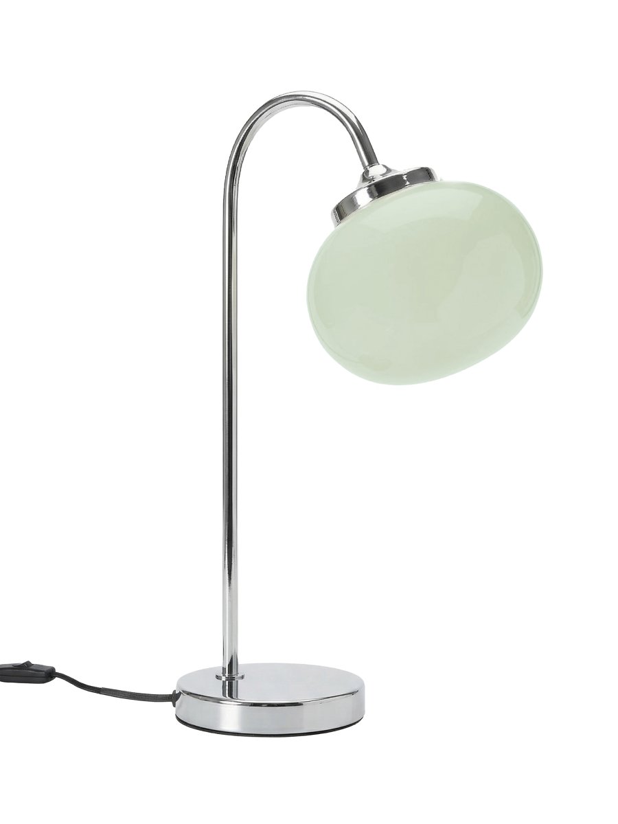 Elsy 50cm Grønn bordlampe Fra PR Home - Den h&aring;ndlagde glassskjermen i en myk salviegr&oslash;nn farge gir hver lampe en unik karakter, mens de forkrommede metalldetaljene skaper en stilig og tidl&oslash;s helhet.