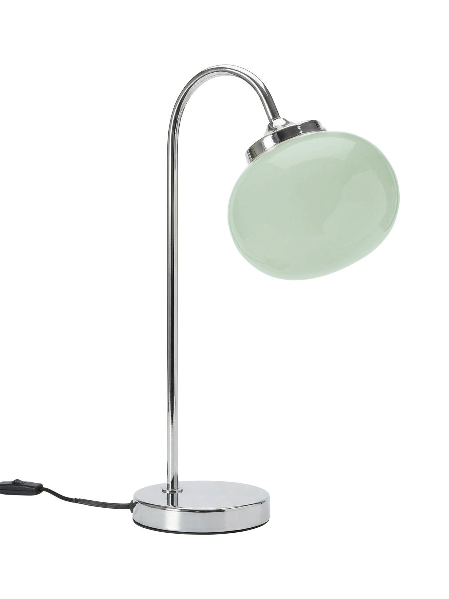 Elsy 50cm Grønn bordlampe Fra PR Home - Den h&aring;ndlagde glassskjermen i en myk salviegr&oslash;nn farge gir hver lampe en unik karakter, mens de forkrommede metalldetaljene skaper en stilig og tidl&oslash;s helhet.
