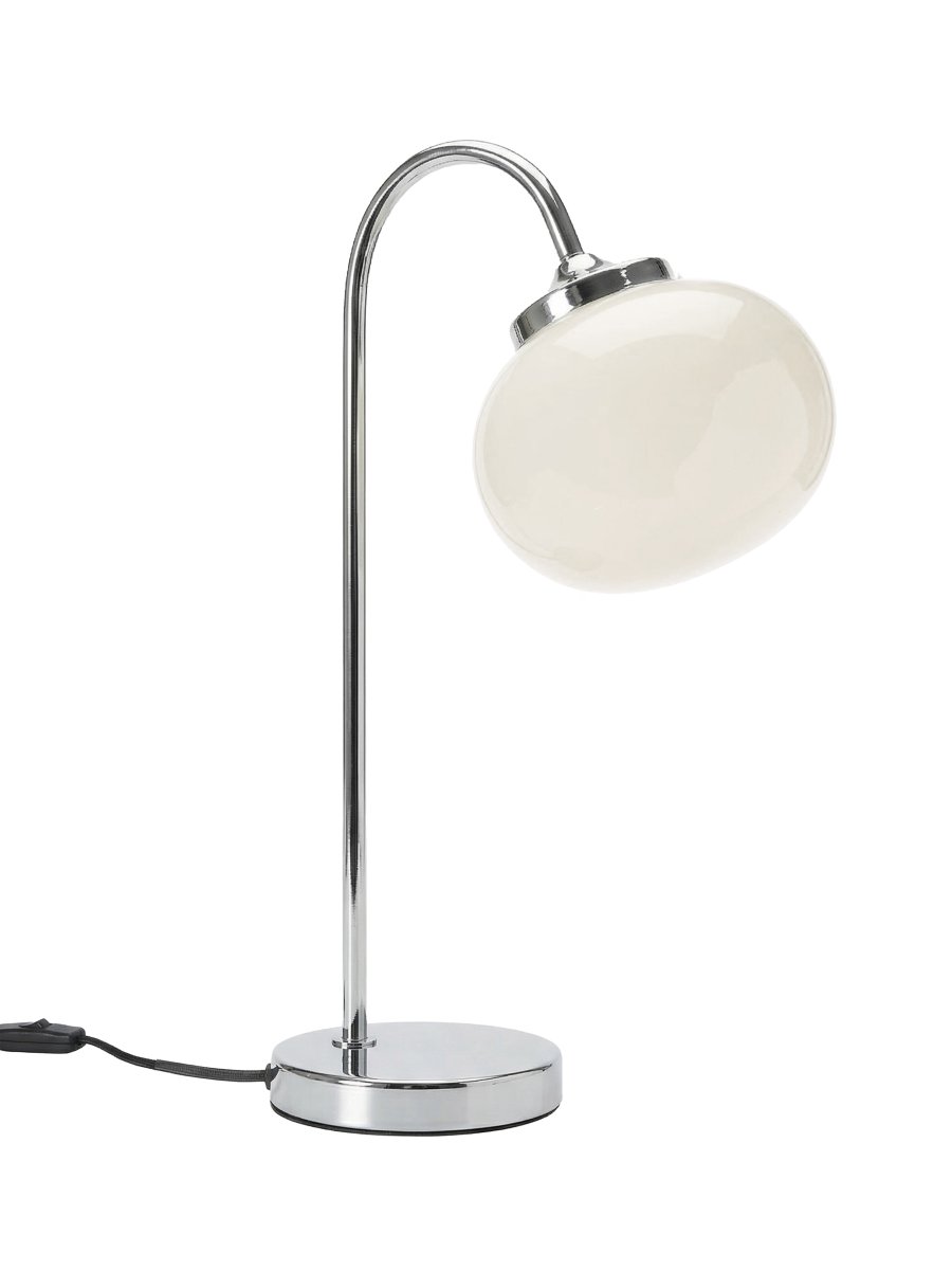 Elsy 50cm Hvit bordlampe Fra PR Home - Den h&aring;ndlagde glassskjermen i en myk hvit skjerm gir hver lampe en unik karakter, mens de forkrommede metalldetaljene skaper en stilig og tidl&oslash;s helhet.