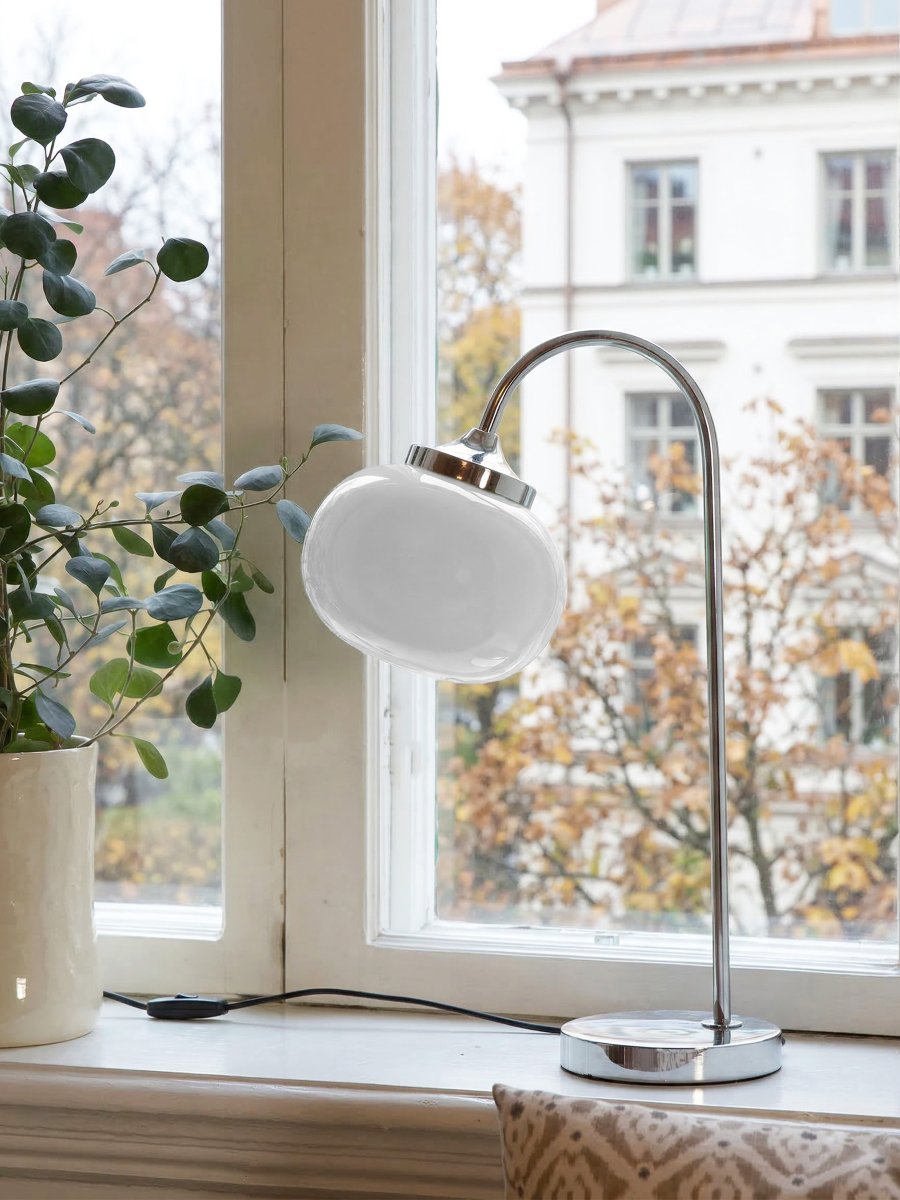 Elsy 50cm Hvit bordlampe Fra PR Home - Den h&aring;ndlagde glassskjermen i en myk hvit skjerm gir hver lampe en unik karakter, mens de forkrommede metalldetaljene skaper en stilig og tidl&oslash;s helhet.