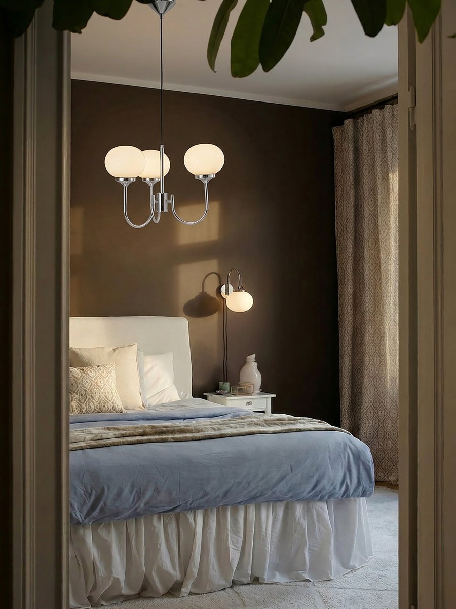 Elsy 3 Ø45 Krom Taklampe Fra PR Home - Laget av metall med kromfinish og hvite glassskjermer.