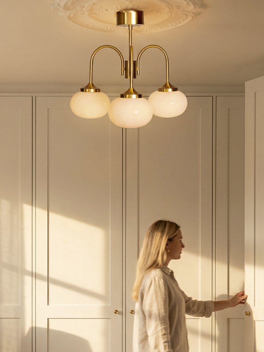 Elsy Ø52 Børstet messing plafond Fra PR Home - Denne taklampen i b&oslash;rstet messing kombinerer tidl&oslash;s eleganse med et varmt og innbydende lys.