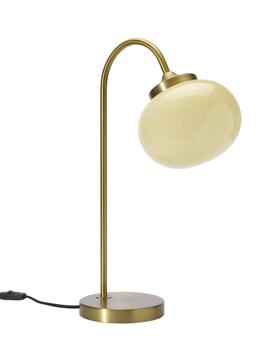Elsy 50cm Børstet messing bordlampe Fra PR Home - Den h&aring;ndlagde glassskjermen i en myk, kremhvit skjerm gir hver lampe en unik karakter, mens de b&oslash;rstede messingdetaljene skaper en stilig og tidl&oslash;s helhet.