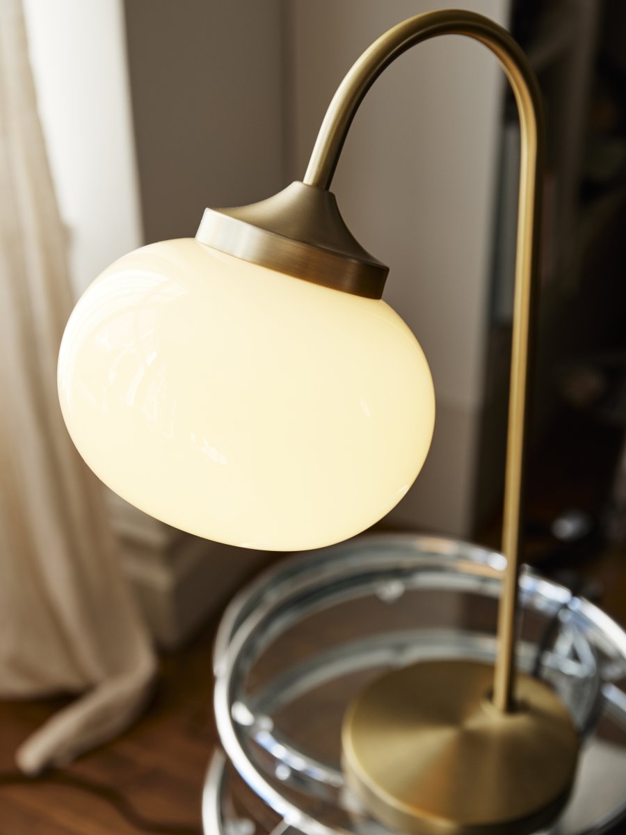 Elsy 50cm Børstet messing bordlampe Fra PR Home - Den h&aring;ndlagde glassskjermen i en myk, kremhvit skjerm gir hver lampe en unik karakter, mens de b&oslash;rstede messingdetaljene skaper en stilig og tidl&oslash;s helhet.