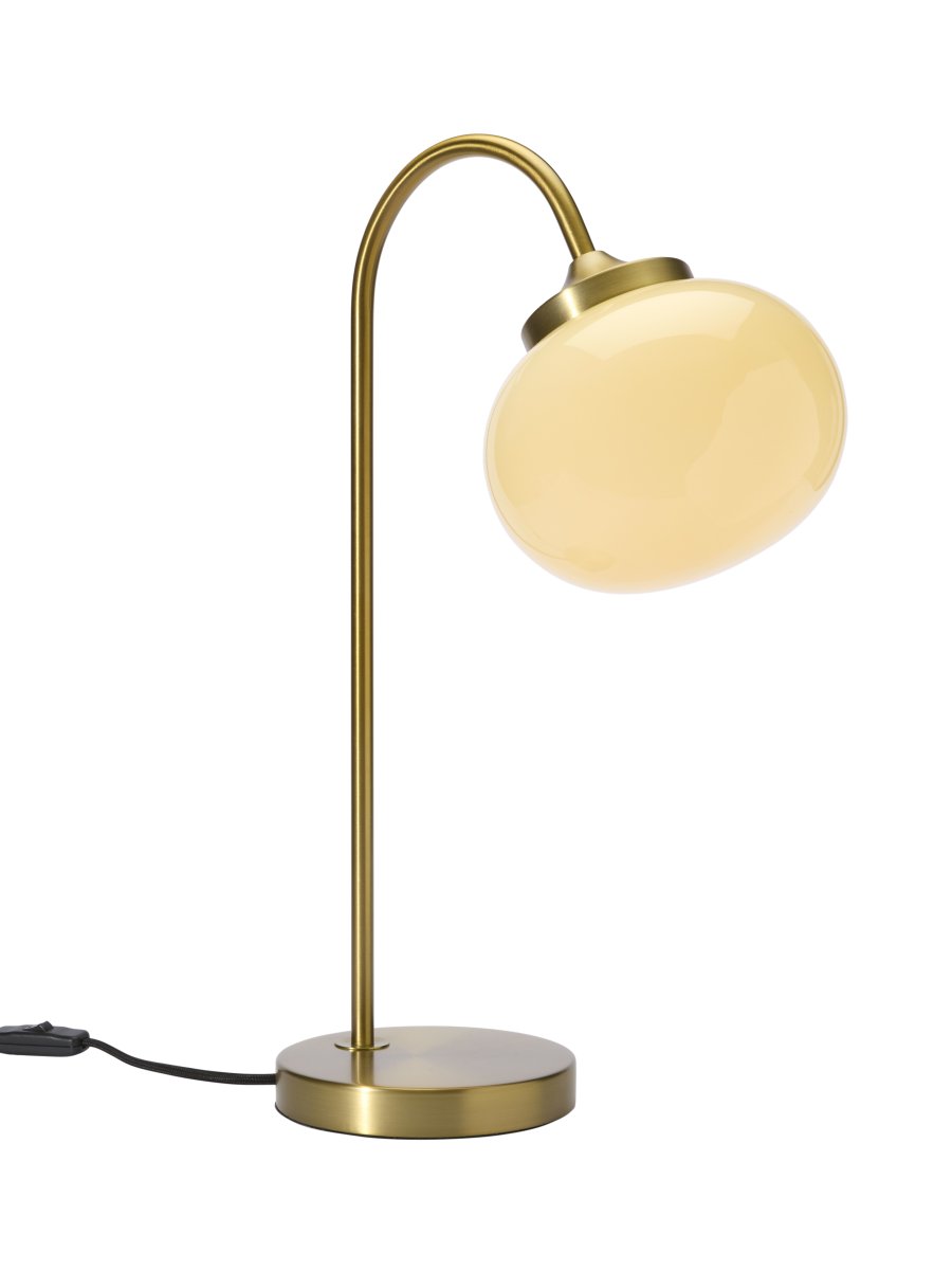 Elsy 50cm Børstet messing bordlampe Fra PR Home - Den h&aring;ndlagde glassskjermen i en myk, kremhvit skjerm gir hver lampe en unik karakter, mens de b&oslash;rstede messingdetaljene skaper en stilig og tidl&oslash;s helhet.