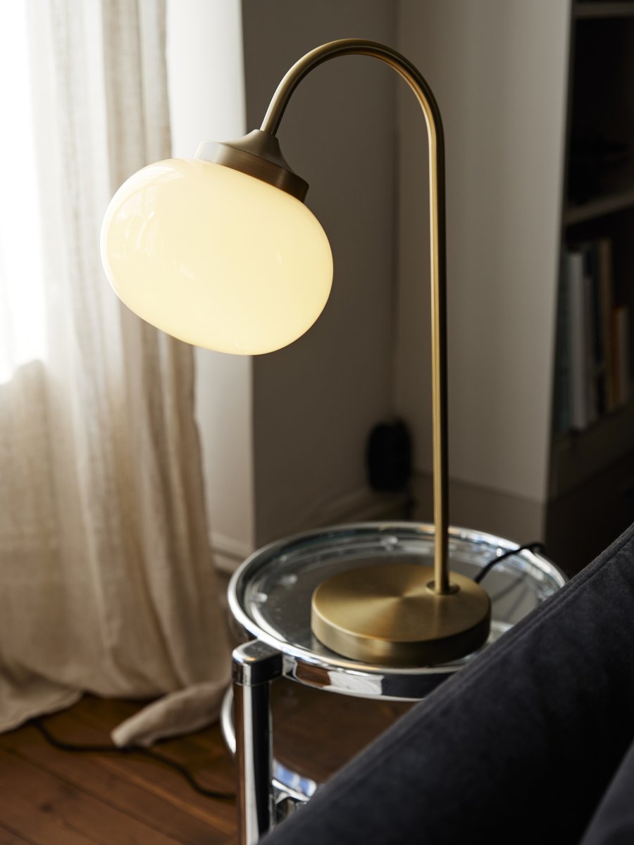 Elsy 50cm Børstet messing bordlampe Fra PR Home - Den h&aring;ndlagde glassskjermen i en myk, kremhvit skjerm gir hver lampe en unik karakter, mens de b&oslash;rstede messingdetaljene skaper en stilig og tidl&oslash;s helhet.