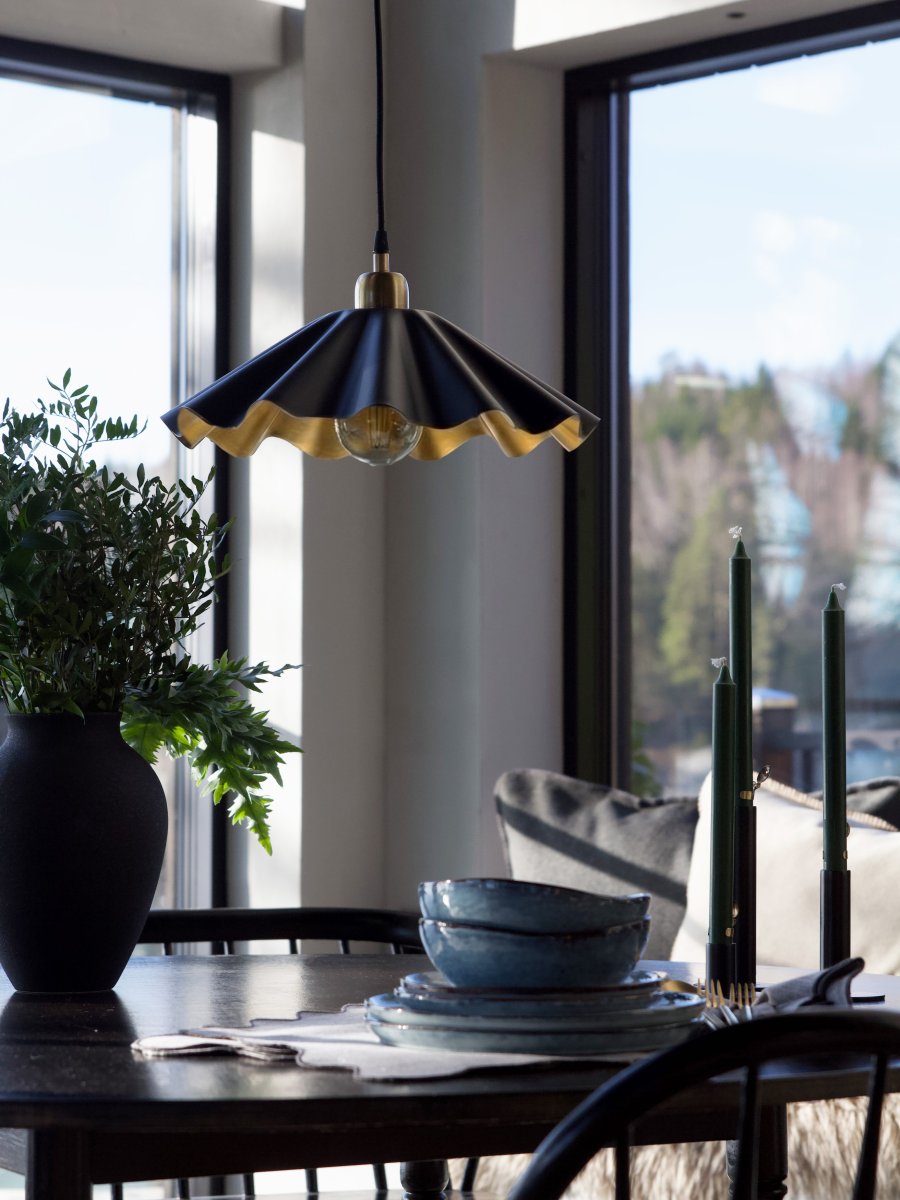 Aira Ø40 Svart Taklampe Fra PR Home - Aira taklampe i matt sort finish med messingfarget innside.
