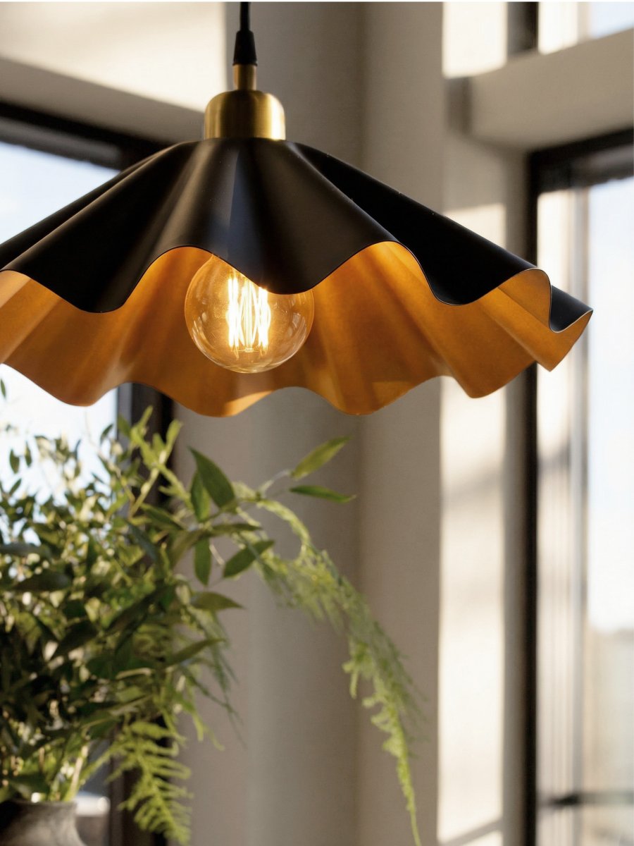 Aira Ø40 Svart Taklampe Fra PR Home - Aira taklampe i matt sort finish med messingfarget innside.