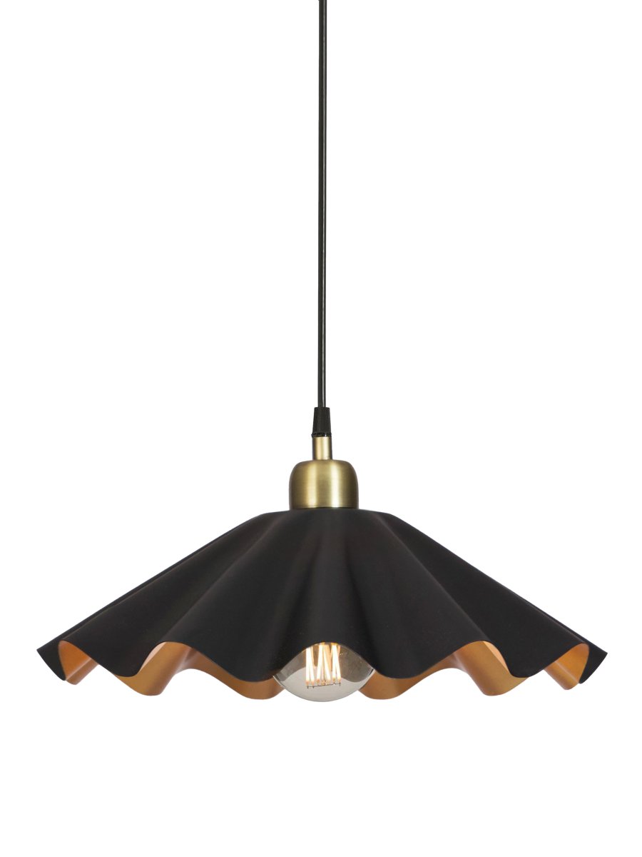 Aira Ø50 Svart Taklampe Fra PR Home - Aira taklampe i matt sort finish med messingfarget innside.