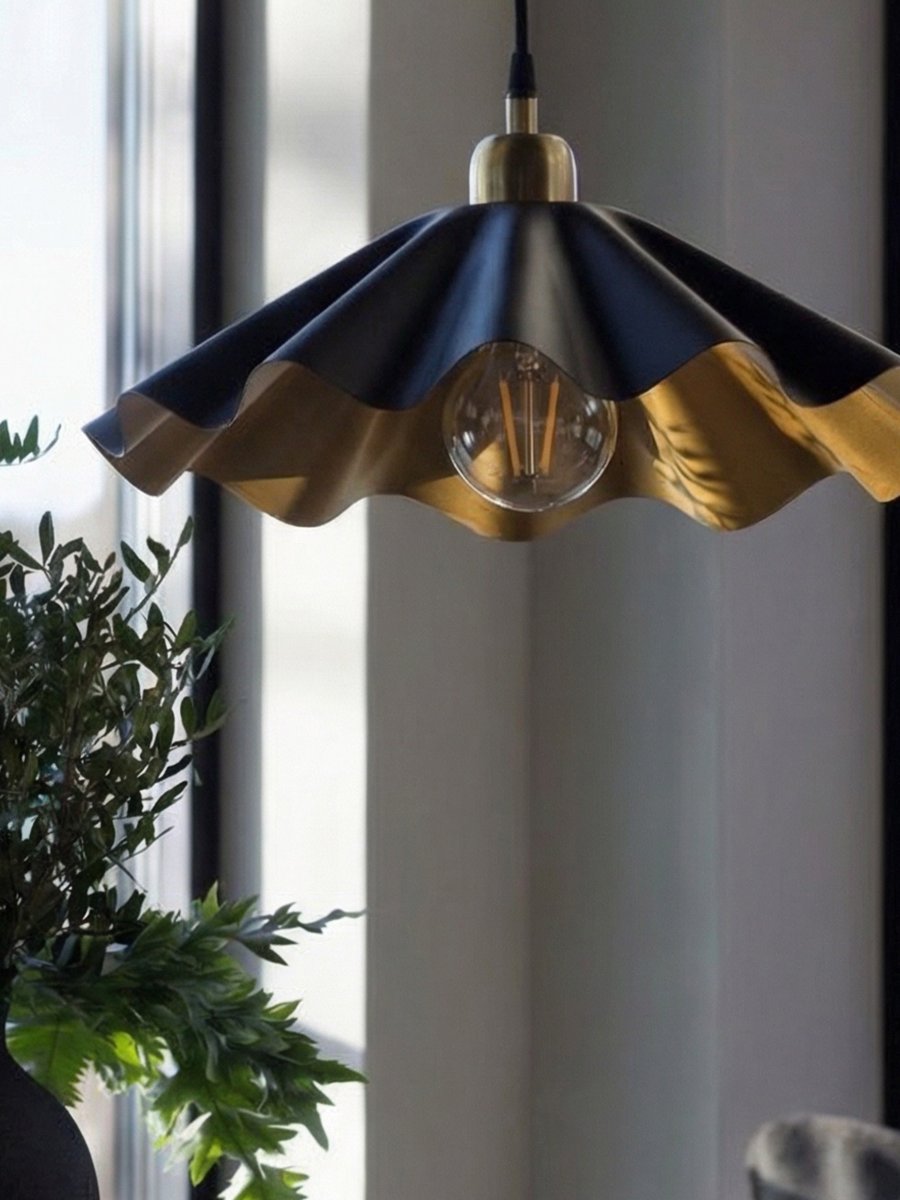Aira Ø50 Svart Taklampe Fra PR Home - Aira taklampe i matt sort finish med messingfarget innside.
