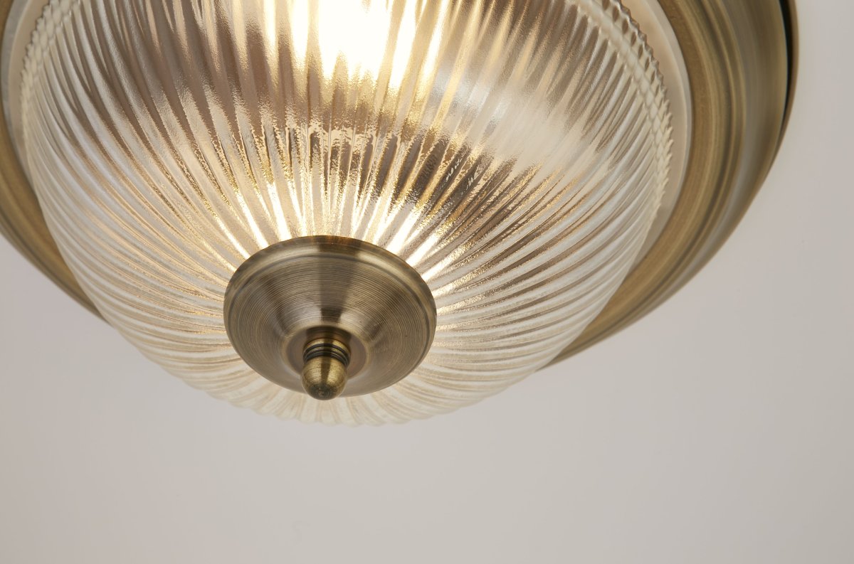 American Diner Ø30 Antikk messing baderomslampe Fra Searchlight - Robust og stilig, denne lampen kombinerer form og funksjon p&aring; en m&aring;te som hever innredningen din.