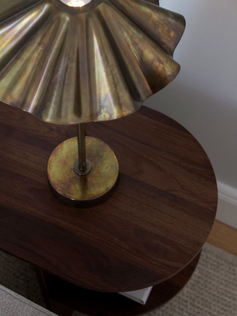 Aira 46cm Messing bordlampe Fra PR Home - Overflaten skimrer i nyanser av bl&aring;tt, gr&oslash;nt og kobber, noe som skaper en livlig effekt som gj&oslash;r hvert m&oslash;bel unikt.