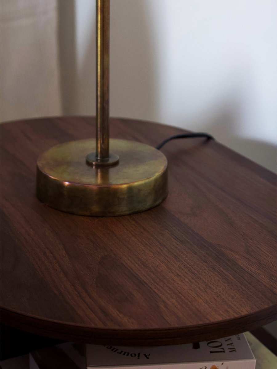 Aira 46cm Messing bordlampe Fra PR Home - Overflaten skimrer i nyanser av bl&aring;tt, gr&oslash;nt og kobber, noe som skaper en livlig effekt som gj&oslash;r hvert m&oslash;bel unikt.